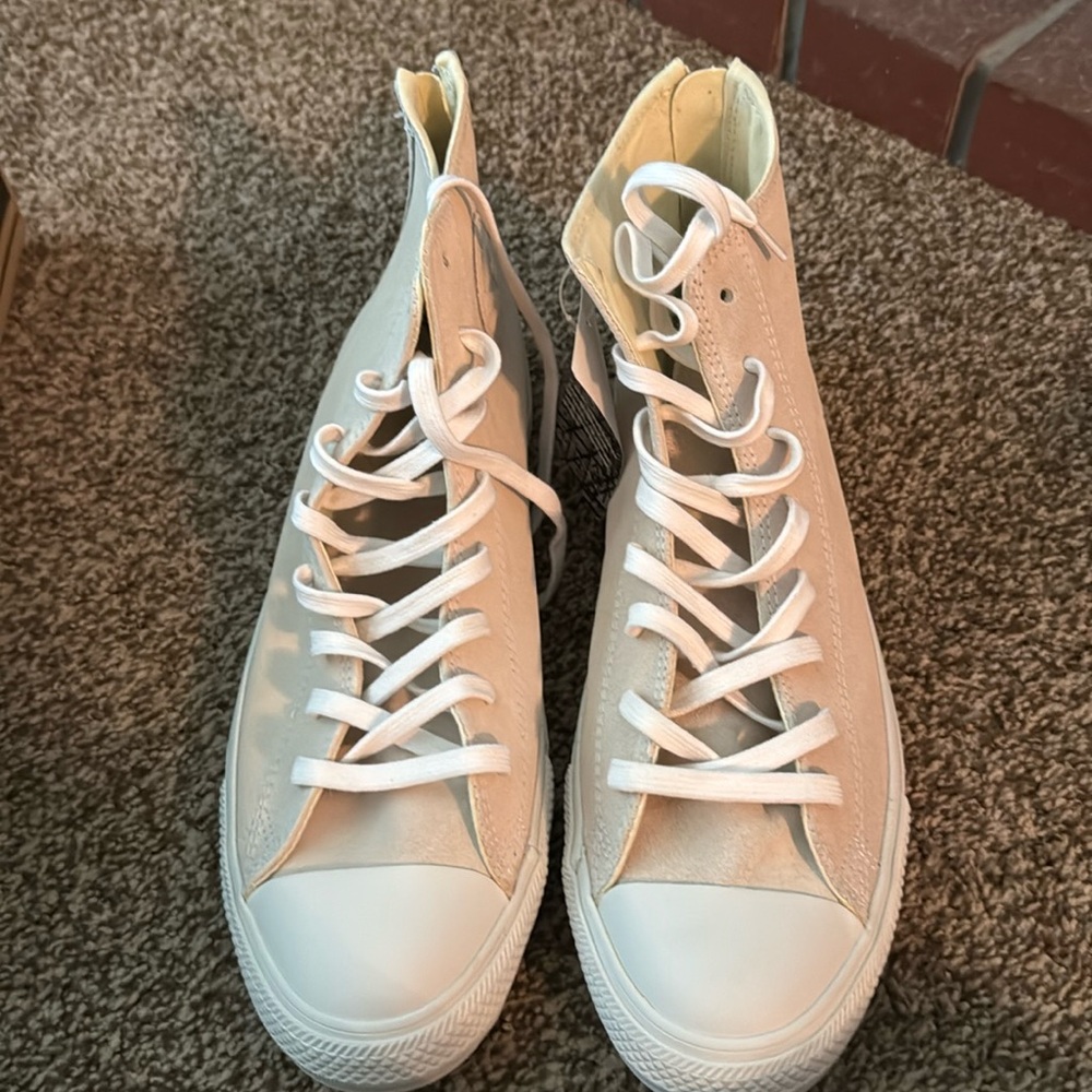 Converse unisex shoes Men’s size 12, women’s 14
Cream color suede New